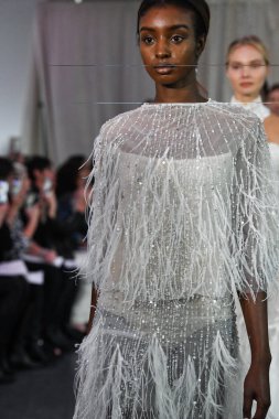 New York, Ny - 4 Ekim: Modeller 4 Ekim 2019 'da New York' ta yapılan Lee Petra Grebenau 2020 Sonbahar Runway Show 'unda podyum finalinde yürür..