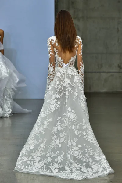 纽约10月4日 在2019年10月4日于纽约举行的Pnina Tornai Fall 2020 Bridal Runway Show中 一名模特在跑道上行走 — 图库照片