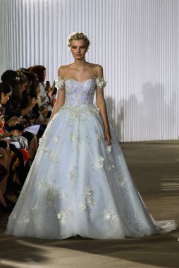 New York, Ny - 5 Ekim: Ines Di Santo Fall 2020 Gelinlik Runway Show 'unda 5 Ekim 2019' da New York 'ta bir model podyumda yürüyor..