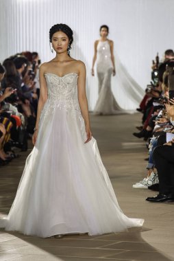New York, Ny - 5 Ekim: Ines Di Santo Fall 2020 Gelinlik Runway Show 'unda 5 Ekim 2019' da New York 'ta bir model podyumda yürüyor..