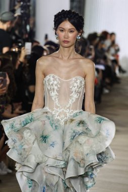 New York, Ny - 5 Ekim: Ines Di Santo Fall 2020 Gelinlik Runway Show 'unda 5 Ekim 2019' da New York 'ta bir model podyumda yürüyor..