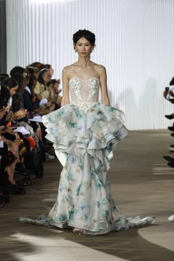 New York, Ny - 5 Ekim: Ines Di Santo Fall 2020 Gelinlik Runway Show 'unda 5 Ekim 2019' da New York 'ta bir model podyumda yürüyor..