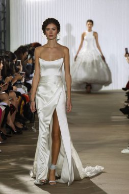 New York, Ny - 5 Ekim: Ines Di Santo Fall 2020 Gelinlik Runway Show 'unda 5 Ekim 2019' da New York 'ta bir model podyumda yürüyor..