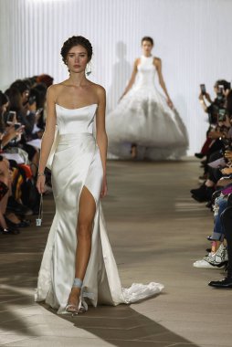 New York, Ny - 5 Ekim: Ines Di Santo Fall 2020 Gelinlik Runway Show 'unda 5 Ekim 2019' da New York 'ta bir model podyumda yürüyor..