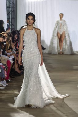 New York, Ny - 5 Ekim: Ines Di Santo Fall 2020 Gelinlik Runway Show 'unda 5 Ekim 2019' da New York 'ta bir model podyumda yürüyor..
