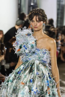 New York, Ny - 5 Ekim: Ines Di Santo Fall 2020 Gelinlik Runway Show 'unda 5 Ekim 2019' da New York 'ta bir model podyumda yürüyor..