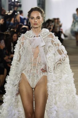 New York, Ny - 5 Ekim: Ines Di Santo Fall 2020 Gelinlik Runway Show 'unda 5 Ekim 2019' da New York 'ta bir model podyumda yürüyor..