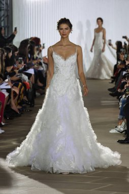 New York, Ny - 5 Ekim: Ines Di Santo Fall 2020 Gelinlik Runway Show 'unda 5 Ekim 2019' da New York 'ta bir model podyumda yürüyor..