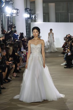 New York, Ny - 5 Ekim: Ines Di Santo Fall 2020 Gelinlik Runway Show 'unda 5 Ekim 2019' da New York 'ta bir model podyumda yürüyor..