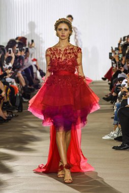 New York, Ny - 5 Ekim: Ines Di Santo Fall 2020 Gelinlik Runway Show 'unda 5 Ekim 2019' da New York 'ta bir model podyumda yürüyor..