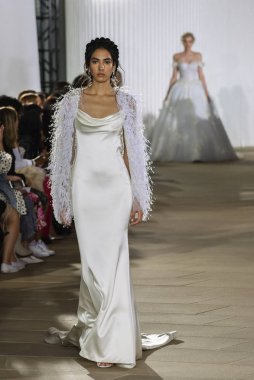New York, Ny - 5 Ekim: Ines Di Santo Fall 2020 Gelinlik Runway Show 'unda 5 Ekim 2019' da New York 'ta bir model podyumda yürüyor..