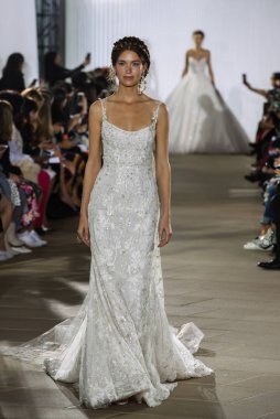 New York, Ny - 5 Ekim: Ines Di Santo Fall 2020 Gelinlik Runway Show 'unda 5 Ekim 2019' da New York 'ta bir model podyumda yürüyor..