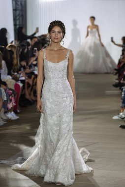 New York, Ny - 5 Ekim: Ines Di Santo Fall 2020 Gelinlik Runway Show 'unda 5 Ekim 2019' da New York 'ta bir model podyumda yürüyor..