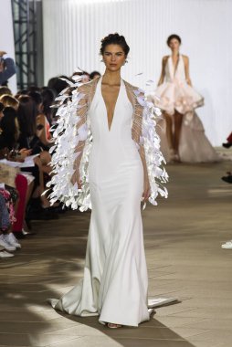 New York, Ny - 5 Ekim: Ines Di Santo Fall 2020 Gelinlik Runway Show 'unda 5 Ekim 2019' da New York 'ta bir model podyumda yürüyor..