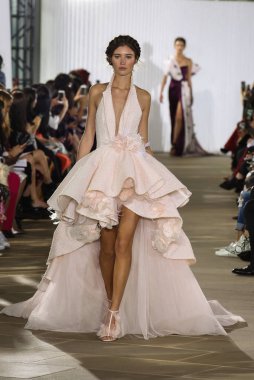 New York, Ny - 5 Ekim: Ines Di Santo Fall 2020 Gelinlik Runway Show 'unda 5 Ekim 2019' da New York 'ta bir model podyumda yürüyor..
