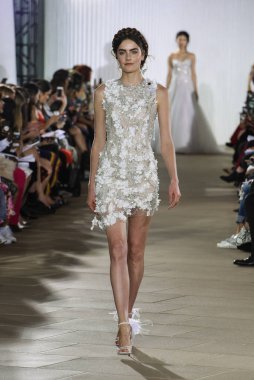 New York, Ny - 5 Ekim: Ines Di Santo Fall 2020 Gelinlik Runway Show 'unda 5 Ekim 2019' da New York 'ta bir model podyumda yürüyor..