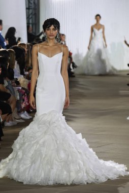 New York, Ny - 5 Ekim: Ines Di Santo Fall 2020 Gelinlik Runway Show 'unda 5 Ekim 2019' da New York 'ta bir model podyumda yürüyor..