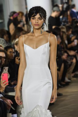 New York, Ny - 5 Ekim: Ines Di Santo Fall 2020 Gelinlik Runway Show 'unda 5 Ekim 2019' da New York 'ta bir model podyumda yürüyor..