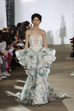 New York, Ny - 5 Ekim: Ines Di Santo Fall 2020 Gelinlik Runway Show 'unda 5 Ekim 2019' da New York 'ta bir model podyumda yürüyor..