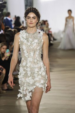 New York, Ny - 5 Ekim: Ines Di Santo Fall 2020 Gelinlik Runway Show 'unda 5 Ekim 2019' da New York 'ta bir model podyumda yürüyor..