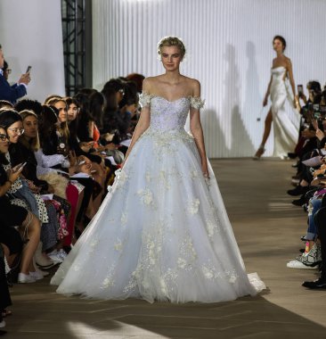 New York, Ny - 5 Ekim: Ines Di Santo Fall 2020 Gelinlik Runway Show 'unda 5 Ekim 2019' da New York 'ta bir model podyumda yürüyor..