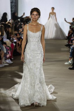New York, Ny - 5 Ekim: Ines Di Santo Fall 2020 Gelinlik Runway Show 'unda 5 Ekim 2019' da New York 'ta bir model podyumda yürüyor..