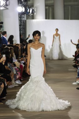 New York, Ny - 5 Ekim: Ines Di Santo Fall 2020 Gelinlik Runway Show 'unda 5 Ekim 2019' da New York 'ta bir model podyumda yürüyor..