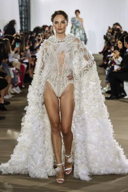 New York, Ny - 5 Ekim: Ines Di Santo Fall 2020 Gelinlik Runway Show 'unda 5 Ekim 2019' da New York 'ta bir model podyumda yürüyor..