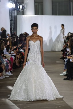 New York, Ny - 5 Ekim: Ines Di Santo Fall 2020 Gelinlik Runway Show 'unda 5 Ekim 2019' da New York 'ta bir model podyumda yürüyor..