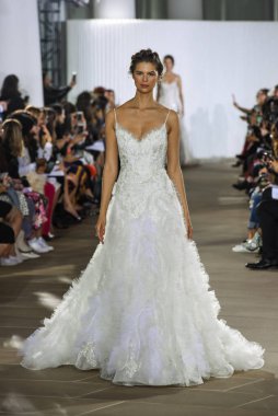 New York, Ny - 5 Ekim: Ines Di Santo Fall 2020 Gelinlik Runway Show 'unda 5 Ekim 2019' da New York 'ta bir model podyumda yürüyor..
