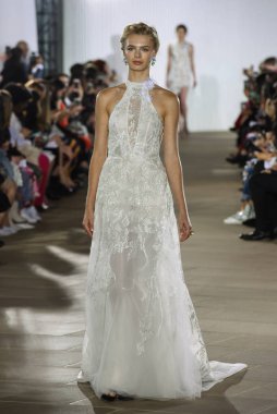New York, Ny - 5 Ekim: Ines Di Santo Fall 2020 Gelinlik Runway Show 'unda 5 Ekim 2019' da New York 'ta bir model podyumda yürüyor..