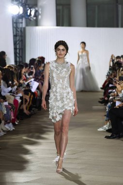 New York, Ny - 5 Ekim: Ines Di Santo Fall 2020 Gelinlik Runway Show 'unda 5 Ekim 2019' da New York 'ta bir model podyumda yürüyor..