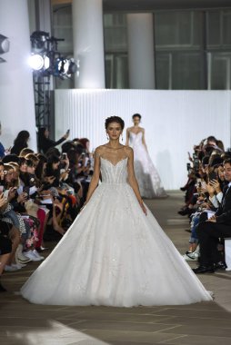 New York, Ny - 5 Ekim: Ines Di Santo Fall 2020 Gelinlik Runway Show 'unda 5 Ekim 2019' da New York 'ta bir model podyumda yürüyor..