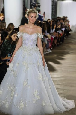 New York, Ny - 5 Ekim: Ines Di Santo Fall 2020 Gelinlik Runway Show 'unda 5 Ekim 2019' da New York 'ta bir model podyumda yürüyor..