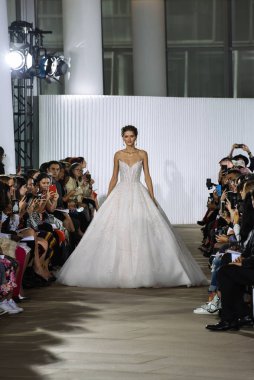 New York, Ny - 5 Ekim: Ines Di Santo Fall 2020 Gelinlik Runway Show 'unda 5 Ekim 2019' da New York 'ta bir model podyumda yürüyor..