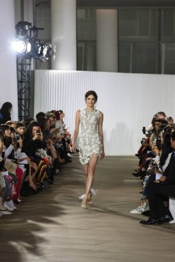 New York, Ny - 5 Ekim: Ines Di Santo Fall 2020 Gelinlik Runway Show 'unda 5 Ekim 2019' da New York 'ta bir model podyumda yürüyor..