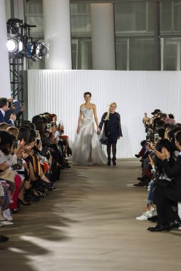 New York, Ny - 5 Ekim: Tasarımcı ve manken Ines Di Santo Sonbahar 2020 Gelinlik Runway Show sırasında 5 Ekim 2019 'da New York' ta yürür..