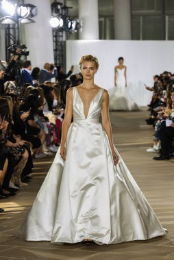 New York, Ny - 5 Ekim: Ines Di Santo Fall 2020 Gelinlik Runway Show 'unda 5 Ekim 2019' da New York 'ta bir model podyumda yürüyor..