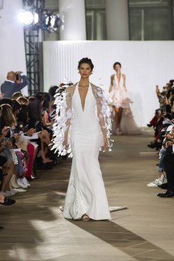 New York, Ny - 5 Ekim: Ines Di Santo Fall 2020 Gelinlik Runway Show 'unda 5 Ekim 2019' da New York 'ta bir model podyumda yürüyor..