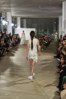 New York, Ny - 5 Ekim: Ines Di Santo Fall 2020 Gelinlik Runway Show 'unda 5 Ekim 2019' da New York 'ta bir model podyumda yürüyor..