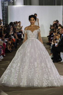 New York, Ny - 5 Ekim: Ines Di Santo Fall 2020 Gelinlik Runway Show 'unda 5 Ekim 2019' da New York 'ta bir model podyumda yürüyor..