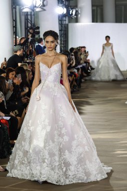 New York, Ny - 5 Ekim: Ines Di Santo Fall 2020 Gelinlik Runway Show 'unda 5 Ekim 2019' da New York 'ta bir model podyumda yürüyor..