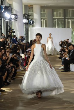 New York, Ny - 5 Ekim: Ines Di Santo Fall 2020 Gelinlik Runway Show 'unda 5 Ekim 2019' da New York 'ta bir model podyumda yürüyor..