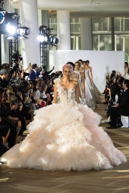 New York, Ny - 5 Ekim: Modeller 5 Ekim 2019 'da New York' ta düzenlenen Ines Di Santo Sonbaharı 2020 Gelinlik Runway Show 'unda podyum finalinde yürür..