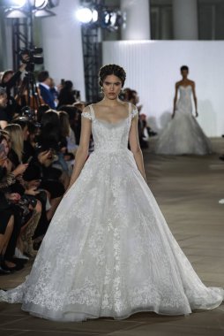 New York, Ny - 5 Ekim: Ines Di Santo Fall 2020 Gelinlik Runway Show 'unda 5 Ekim 2019' da New York 'ta bir model podyumda yürüyor..