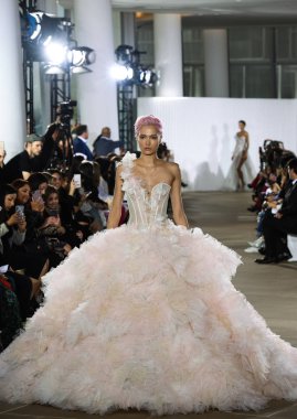 New York, Ny - 5 Ekim: Ines Di Santo Fall 2020 Gelinlik Runway Show 'unda 5 Ekim 2019' da New York 'ta bir model podyumda yürüyor..