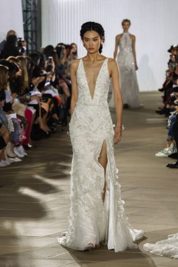 New York, Ny - 5 Ekim: Ines Di Santo Fall 2020 Gelinlik Runway Show 'unda 5 Ekim 2019' da New York 'ta bir model podyumda yürüyor..
