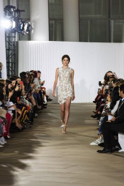 New York, Ny - 5 Ekim: Ines Di Santo Fall 2020 Gelinlik Runway Show 'unda 5 Ekim 2019' da New York 'ta bir model podyumda yürüyor..