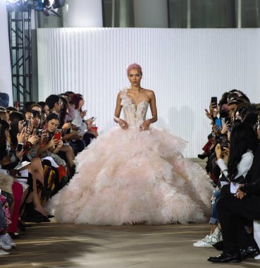 New York, Ny - 5 Ekim: Ines Di Santo Fall 2020 Gelinlik Runway Show 'unda 5 Ekim 2019' da New York 'ta bir model podyumda yürüyor..