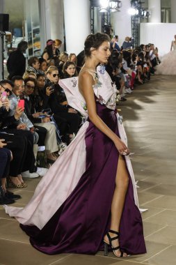 New York, Ny - 5 Ekim: Ines Di Santo Fall 2020 Gelinlik Runway Show 'unda 5 Ekim 2019' da New York 'ta bir model podyumda yürüyor..
